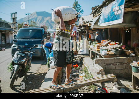 SEMBALUN LAWANG, Indonesien - 26. AUGUST 2017: Nicht identifizierte Mann waren auf den traditionellen Markt in Sembalun Lawang. Stockfoto