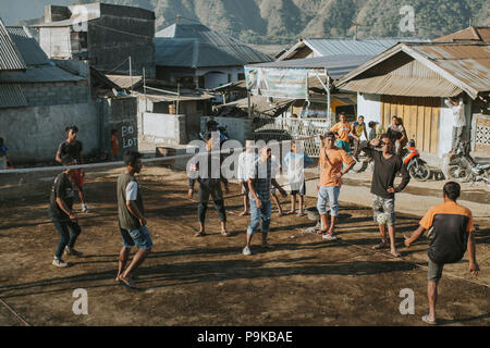 SEMBALUN LAWANG, Indonesien - 26. AUGUST 2017: Nicht identifizierte Gruppe Männer, die ein Spiel der takraw sprechen. Stockfoto