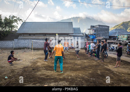 SEMBALUN LAWANG, Indonesien - 26. AUGUST 2017: Nicht identifizierte Gruppe Männer, die ein Spiel der takraw sprechen. Stockfoto