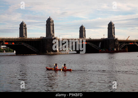 Ein paar kajaker am Charles River in Boston nähern Longfellow Bridge Stockfoto