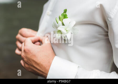 Bräutigam Anstecker mit weißen Orchideen auf weißem Hemd Stockfoto