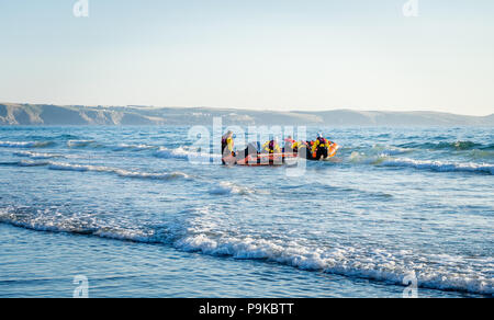 Ein rnli Rettungsschwimmer der D-Klasse inshore Lifeboat (D-707) auf eine Rettungsaktion vor der Küste von North Cornwall, Cornwall, England, Großbritannien Stockfoto