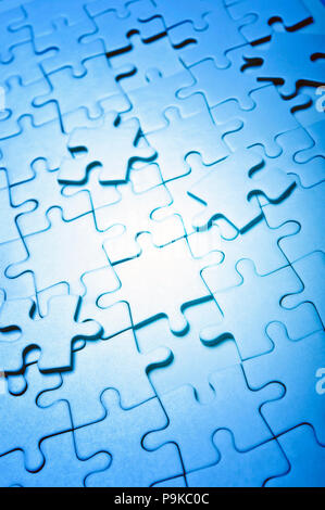 Puzzle unvollendet, einige Stücke verstreut Stockfoto