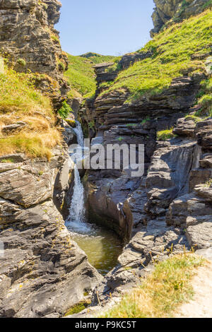 Malerische Aussicht über felsige Tal und die Trevillet River Wasserfall im Sommer 2018, Rocky Valley, North Cornwall, Cornwall, England, Großbritannien Stockfoto