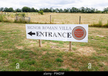 Eingangsschild an Bignor Roman Villa, Bignor, West Sussex, Südengland, Großbritannien, die Überreste einer alten römischen Farm Stockfoto