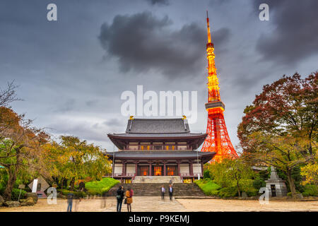 Tokio, Japan Tower und Tempel in der Abenddämmerung. Stockfoto