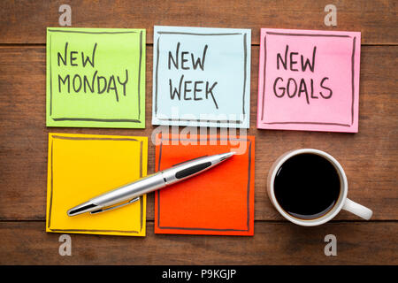 Neue Montag, neue Woche, neew Ziele - Handschrift auf bunte Haftnotizen mit einer Tasse Kaffee Stockfoto