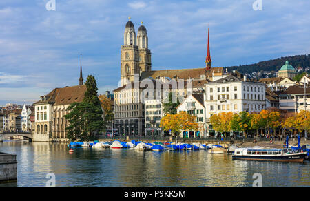Zürich, Schweiz - 28 September, 2017: die Gebäude der Stadt Zürich an der Limmat. Zürich ist die größte Stadt der Schweiz und die Ca Stockfoto