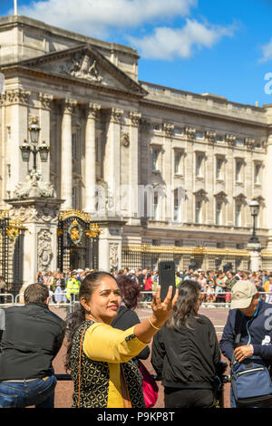 Tourist, der eine selfie Bild außerhalb Buckingham Place Stockfoto