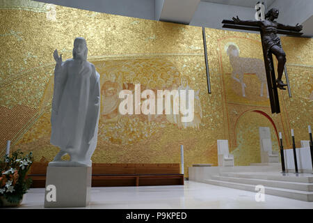 Fatima, Portugal - 23. Juli 2014: Altar der neuen Kirche Santissima Trindade Stockfoto