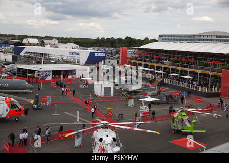 Farnborough, Großbritannien, 18. Juli 2018, Farnborough International Airshow 2018 einen reibungslosen Start. Milliarden Pfund behandelt wurden gestern schlug mit Ländern weltweit. Die Messe bis Freitag, den 20. Juli dann Farnborough Flughafen öffnet seine Türen für die Öffentlichkeit am Wochenende. Credit: Keith Larby/Alamy leben Nachrichten Stockfoto