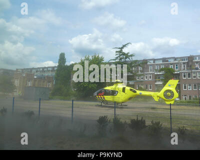 Rietland Park, Amsterdam, Niederlande - 18 Juli 2018: Emergency Medical trauma Hubschrauber landet in Amsterdam für die Opfer von Verkehrsunfällen Credit teilnehmen: Andrew Balcombe/Alamy leben Nachrichten Stockfoto