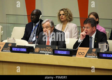 (180718) - DIE VEREINTEN NATIONEN, 18. Juli 2018 (Xinhua) - Generalsekretär der Vereinten Nationen, Antonio Guterres (L, Vorderseite) spricht auf einer UN-Generalversammlung Veranstaltung anlässlich der Mandela Tag im UN-Hauptquartier in New York, am 18. Juli 2018. Antonio Guterres am Mittwoch forderte der Welt Inspiration zu schöpfen aus ehemaligen südafrikanischen Präsidenten Nelson Mandela für eine bessere Zukunft zu bauen. Mandela, Nelson Mandela oder Internationalen Tag, ist eine jährliche internationale Tag zu Ehren von Nelson Mandela, feierte am 18. Juli Geburtstag. In dieses Jahr fällt der 100. Jahrestag von Mandelas Geburt. (Xinhua/Li Muzi) Stockfoto