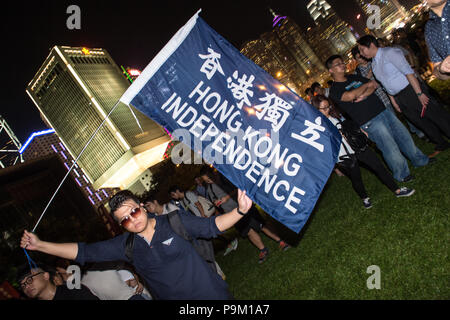 Hong Kong, Hong Kong SAR, China, 05. August 2016 Datei Bilder ehemaligen besetzen Zentrale Aktivist ALAN CHAN HO-DOSE Adressen pro Unabhängigkeit Rallye in Hongkong Tamar Park. Ein Mitglied der Öffentlichkeit Wellen die Unabhängigkeit Flagge. Chan hat 21 Tage auf einen Brief, in dem Hong Kong Polizei zu antworten versuchen, die Unabhängigkeit Hong Kong nationale Partei verbieten. Die Bewegung der Partei zu verbieten kommt vor der Verabschiedung des National Security Law gemäß Artikel 23 des Grundgesetzes von Hongkong © jayne Russell/Alamy leben Nachrichten Stockfoto