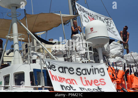 Valetta, Malta. 13. Juli 2018. Die deutsche Rettungsboot "Lifeline" im Hafen von Malta, wo es seit Ende Juni in Haft befindet. An Bord, die crew angezeigt Banner mit der Aufschrift "Wir sparen sind Menschenleben nicht Fleisch" - als Reaktion auf die umstrittenen Äußerungen der italienische Innenminister Matteo Salvini. Zuvor hatte er an die Migranten an Bord der Schiffe retten als Fleisch bezeichnet. Quelle: Annette Schneider-Solis/dpa-Zentralbild/dpa/Alamy leben Nachrichten Stockfoto