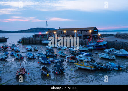 Lyme Regis, Dorset, Großbritannien. Juli 2018. UK Wetter: Ein wolkiger, aber warmer Start in den Morgen. Schöne Blautöne beleuchten den Himmel kurz vor den Sonnenaufgängen in Lyme Regis. Eine Mischung aus Sonneneinstrahlungen und Duschen wird heute noch erwartet. Quelle: DWR/Alamy Live News Stockfoto