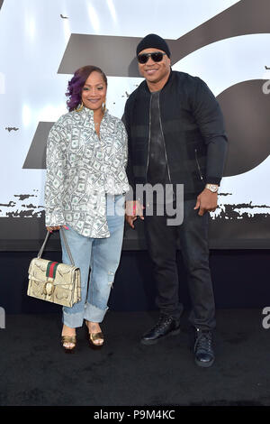 Los Angeles, USA. 17. Juli 2018. LL Cool J mit Frau Simone Johnson bei der Premiere des Films "Die Equalizer 2' an der TCL Chinese Theater. Los Angeles, 17.08.2018 | Verwendung der weltweiten Kredit: dpa/Alamy leben Nachrichten Stockfoto