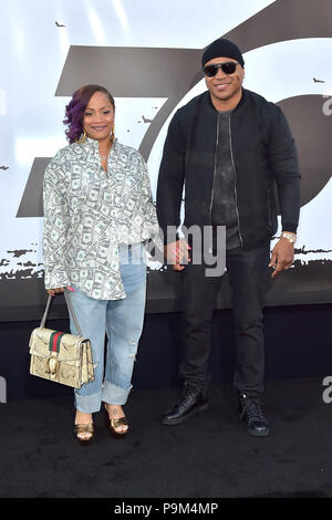 Los Angeles, USA. 17. Juli 2018. LL Cool J mit Frau Simone Johnson bei der Premiere des Films "Die Equalizer 2' an der TCL Chinese Theater. Los Angeles, 17.08.2018 | Verwendung der weltweiten Kredit: dpa/Alamy leben Nachrichten Stockfoto