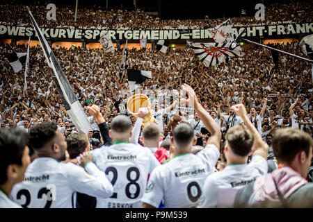 Deutschland, Berlin. 19 Mai, 2018. Soccer Deutsche Fußball-WM-Finale: Frankfurter Jubel vor der Fans nach dem Spiel. - Keine LEITUNG SERVICE-Credit: Thomas Klausen/dpa-Zentralbild/ZB/dpa/Alamy leben Nachrichten Stockfoto