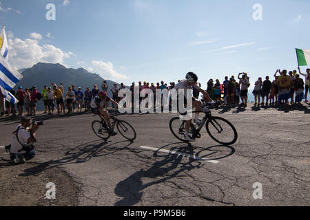 Chris Froome von Team Sky und Dan Martin von VAE Emirate Cycling Team konkurrierenden Klettern in Frankreich. 18 Juli, 2018. Tour de France 2018 Radsport Stadium 11 La Rosiere Rhone Alpes Savoie Frankreich Credit: Fabrizio Malisan/Alamy leben Nachrichten Stockfoto