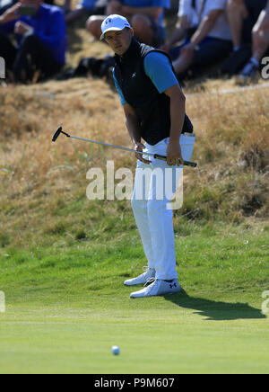 Carnoustie Golf Links, Angus, Großbritannien. 19. Juli 2018. Die 147 Open Golf Championship, Runde 1; Jordanien Spieth (USA) Schläge für Birdie auf den Rand der grünen auf der öffnung Bohrung Credit: Aktion plus Sport/Alamy leben Nachrichten Stockfoto