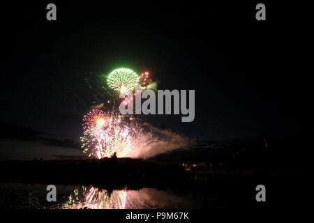 Kelso, Schottland, Großbritannien. 18 Juli, 2018. Kelso Civic Woche - Feuerwerk; ein Feuerwerk während der KELSO Civic Woche jährliches Festival, Teil der Schottischen gemeinsamen Reiten Saison, am 18. Juli 2018 in Kelso. Ein Feuerwerk in den Himmel über Kelso, an der Kreuzung Pool am Fluss Tweed, wo die Flüsse Teviot und Tweed erfüllen. Bild: Rob Grau/Alamy leben Nachrichten Stockfoto