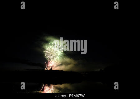 Kelso, Schottland, Großbritannien. 18 Juli, 2018. Kelso Civic Woche - Feuerwerk; ein Feuerwerk während der KELSO Civic Woche jährliches Festival, Teil der Schottischen gemeinsamen Reiten Saison, am 18. Juli 2018 in Kelso. Ein Feuerwerk in den Himmel über Kelso, an der Kreuzung Pool am Fluss Tweed, wo die Flüsse Teviot und Tweed erfüllen. Bild: Rob Grau/Alamy leben Nachrichten Stockfoto