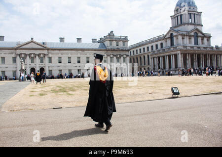 London, Großbritannien. Juli 2018 19. Schüler besuchen eine Abschlussfeier an der Universität von Greenwich an einem heißen feuchten Tag in Greenwich als die Hitzewelle andauert Credit: Amer ghazzal/Alamy leben Nachrichten Stockfoto