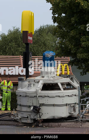 50, Uttoxeter, Staffordshire, Großbritannien. Juli 2018 19. Ein Betonmischer, die von einem Lkw auf der Seite der Straße auf dem McDonalds Kreisverkehr gefallen ist, eine 50, Uttoxeter. Credit: Richard Holmes/Alamy leben Nachrichten Stockfoto