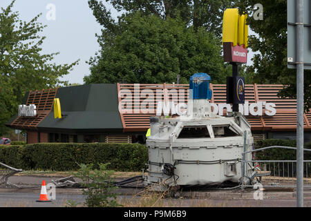 50, Uttoxeter, Staffordshire, Großbritannien. Juli 2018 19. Ein Betonmischer, die von einem Lkw auf der Seite der Straße auf dem McDonalds Kreisverkehr gefallen ist, eine 50, Uttoxeter. Credit: Richard Holmes/Alamy leben Nachrichten Stockfoto