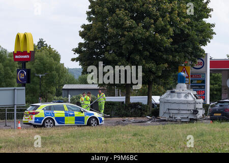 50, Uttoxeter, Staffordshire, Großbritannien. Juli 2018 19. Ein Betonmischer, die von einem Lkw auf der Seite der Straße auf dem McDonalds Kreisverkehr gefallen ist, eine 50, Uttoxeter. Credit: Richard Holmes/Alamy leben Nachrichten Stockfoto