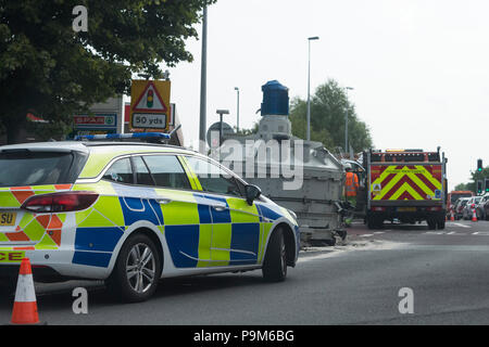 50, Uttoxeter, Staffordshire, Großbritannien. Juli 2018 19. Ein Betonmischer, die von einem Lkw auf der Seite der Straße auf dem McDonalds Kreisverkehr gefallen ist, eine 50, Uttoxeter. Credit: Richard Holmes/Alamy leben Nachrichten Stockfoto