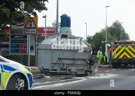 50, Uttoxeter, Staffordshire, Großbritannien. Juli 2018 19. Ein Betonmischer, die von einem Lkw auf der Seite der Straße auf dem McDonalds Kreisverkehr gefallen ist, eine 50, Uttoxeter. Credit: Richard Holmes/Alamy leben Nachrichten Stockfoto