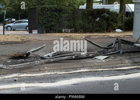 50, Uttoxeter, Staffordshire, Großbritannien. Juli 2018 19. Ein Betonmischer, die von einem Lkw auf der Seite der Straße auf dem McDonalds Kreisverkehr gefallen ist, eine 50, Uttoxeter. Credit: Richard Holmes/Alamy leben Nachrichten Stockfoto