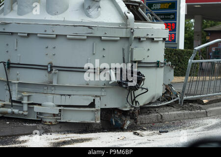 50, Uttoxeter, Staffordshire, Großbritannien. Juli 2018 19. Ein Betonmischer, die von einem Lkw auf der Seite der Straße auf dem McDonalds Kreisverkehr gefallen ist, eine 50, Uttoxeter. Credit: Richard Holmes/Alamy leben Nachrichten Stockfoto