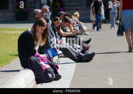 Glasgow, UK. Juli 2018 19. Gutes Wetter über Schottland setzt die Schotten im freien Mittag auf dem George Square zu genießen. Credit: Pawel Pietraszewski/Alamy leben Nachrichten Stockfoto