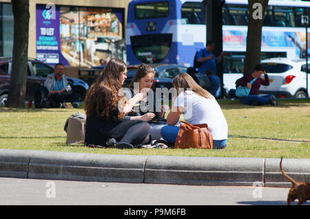 Glasgow, UK. Juli 2018 19. Gutes Wetter über Schottland setzt die Schotten im freien Mittag auf dem George Square zu genießen. Credit: Pawel Pietraszewski/Alamy leben Nachrichten Stockfoto