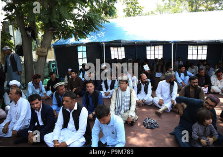 Kabul, Afghanistan. 19. Juli 2018. Menschen nehmen an einer Kundgebung für den Frieden in Kabul, Afghanistan, Juli 19, 2018. Die NATO-geführte entschieden (RS) Mission widerlegt Medien berichten, dass die Vereinigten Staaten bereit war, direkte Verhandlungen mit den Taliban Outfit zu verbinden, nach Aussage der RS öffentlichen Angelegenheiten hier Dienstag erhalten. Credit: Rahmat Alizadah/Xinhua/Alamy leben Nachrichten Stockfoto