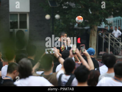 Peking, China. 19. Juli 2018. Portugiesische Fußballspieler Cristiano Ronaldo interagiert mit Schüler, als er eine Werbeveranstaltung in Peking, China besucht, am 19. Juli 2018. Quelle: Cao kann/Xinhua/Alamy leben Nachrichten Stockfoto