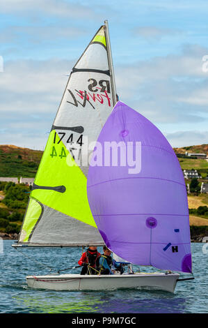 Schull, West Cork, Irland. 19. Juli 2018. Die jungen Menschen kommen aus allen Teilen der Insel Irland, einschließlich der nördlichen Teil in den Schulen Regatta, die auf Anfänger racing Segler ausgerichtet ist. Credit: Andy Gibson/Alamy Leben Nachrichten. Stockfoto