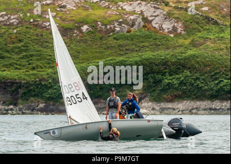 Schull, West Cork, Irland. 19. Juli 2018. Die jungen Menschen kommen aus allen Teilen der Insel Irland, einschließlich der nördlichen Teil in den Schulen Regatta, die auf Anfänger racing Segler ausgerichtet ist. Einer der Matrosen kentert Ihr beiboot. Credit: Andy Gibson/Alamy Leben Nachrichten. Stockfoto