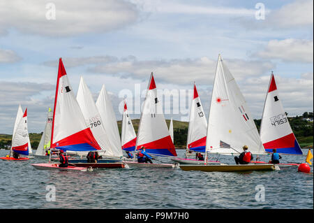 Schull, West Cork, Irland. 19. Juli 2018. Die jungen Menschen kommen aus allen Teilen der Insel Irland, einschließlich der nördlichen Teil in den Schulen Regatta, die auf Anfänger racing Segler ausgerichtet ist. Credit: Andy Gibson/Alamy Leben Nachrichten. Stockfoto