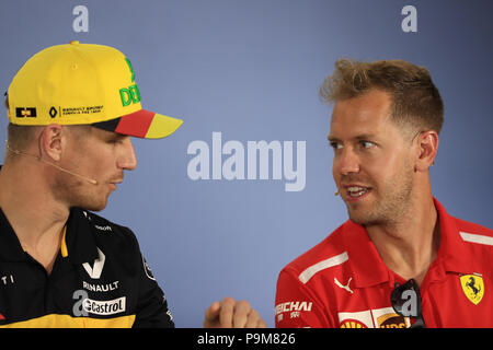 Hockenheimring, Hockenheim, Deutschland. 19. Juli 2018. Deutsche Formel 1 Grand Prix, Treiber Ankünfte und Pressekonferenz; Renault Sport F1-Team Nico Hulkenberg Chats zu Scuderia Ferrari, Sebastian Vettel Quelle: Aktion plus Sport/Alamy leben Nachrichten Stockfoto