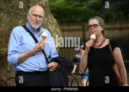 London, Großbritannien. Juli 2018 19. Menschen Eis essen - creme Green Park, London, Großbritannien, am 19. Juli 2018. Bild Capital/Alamy leben Nachrichten Stockfoto