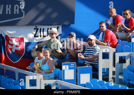 Umag, Kroatien, Umag: Fans von Martin Klizan der Slowakei während der Singles match Klizan v Haase bei der ATP 29 Plava laguna Kroatien Umag Turnier am am Goran Ivanisevic ATP-Stadion, am 19. Juli 2018 in Umag. Quelle: Andrea Spinelli/Alamy leben Nachrichten Stockfoto