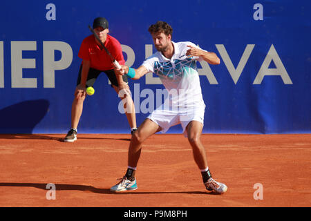 Umag, Kroatien, Umag: Robin Haase von Holland hits eine Rückkehr zu Martin Klizan der Slowakei während der Singles match Klizan v Haase bei der ATP 29 Plava laguna Kroatien Umag Turnier am am Goran Ivanisevic ATP-Stadion, am 19. Juli 2018 in Umag. Quelle: Andrea Spinelli/Alamy leben Nachrichten Stockfoto