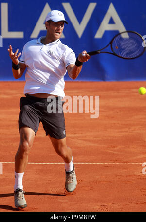 Umag, Kroatien, Umag: Martin Klizan der Slowakei hits eine Rückkehr zu Robin Haase von Holland während der Singles match Klizan v Haase bei der ATP 29 Plava laguna Kroatien Umag Turnier am am Goran Ivanisevic ATP-Stadion, am 19. Juli 2018 in Umag. Quelle: Andrea Spinelli/Alamy leben Nachrichten Stockfoto