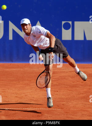 Umag, Kroatien, Umag: Martin Klizan der Slowakei dient zur Robin Haase von Holland während der Singles match Klizan v Haase bei der ATP 29 Plava laguna Kroatien Umag Turnier am am Goran Ivanisevic ATP-Stadion, am 19. Juli 2018 in Umag. Quelle: Andrea Spinelli/Alamy leben Nachrichten Stockfoto