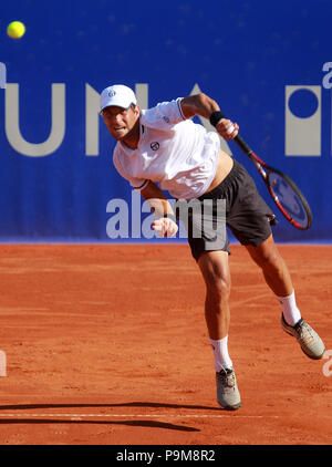 Umag, Kroatien, Umag: Martin Klizan der Slowakei dient zur Robin Haase von Holland während der Singles match Klizan v Haase bei der ATP 29 Plava laguna Kroatien Umag Turnier am am Goran Ivanisevic ATP-Stadion, am 19. Juli 2018 in Umag. Quelle: Andrea Spinelli/Alamy leben Nachrichten Stockfoto