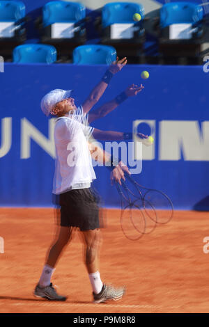 Umag, Kroatien, Umag: Martin Klizan der Slowakei dient zur Robin Haase von Holland während der Singles match Klizan v Haase bei der ATP 29 Plava laguna Kroatien Umag Turnier am am Goran Ivanisevic ATP-Stadion, am 19. Juli 2018 in Umag. Quelle: Andrea Spinelli/Alamy leben Nachrichten Stockfoto